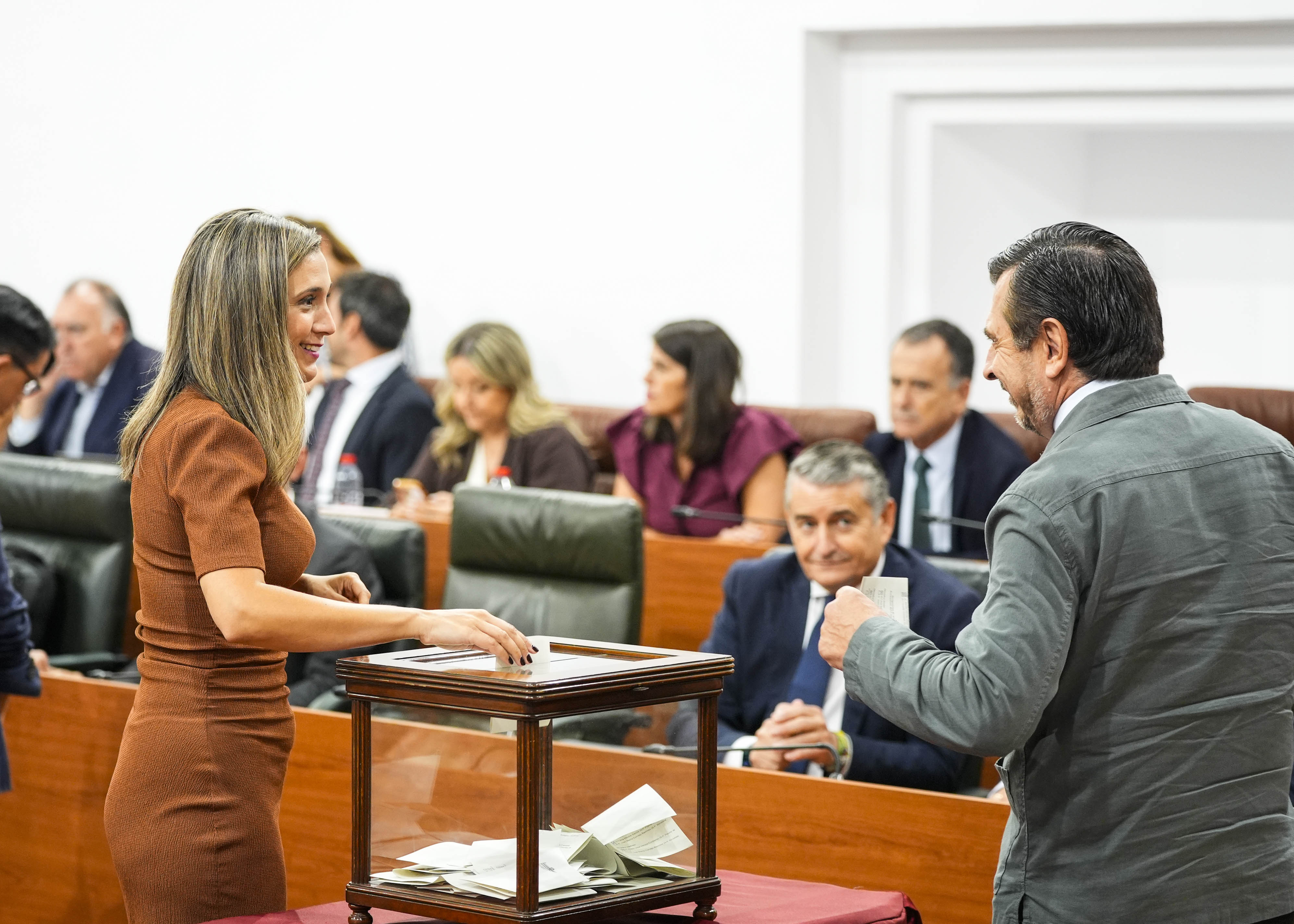  La diputada socialista Mar�a M�rquez y el popular Toni Mart�n durante la votaci�n 