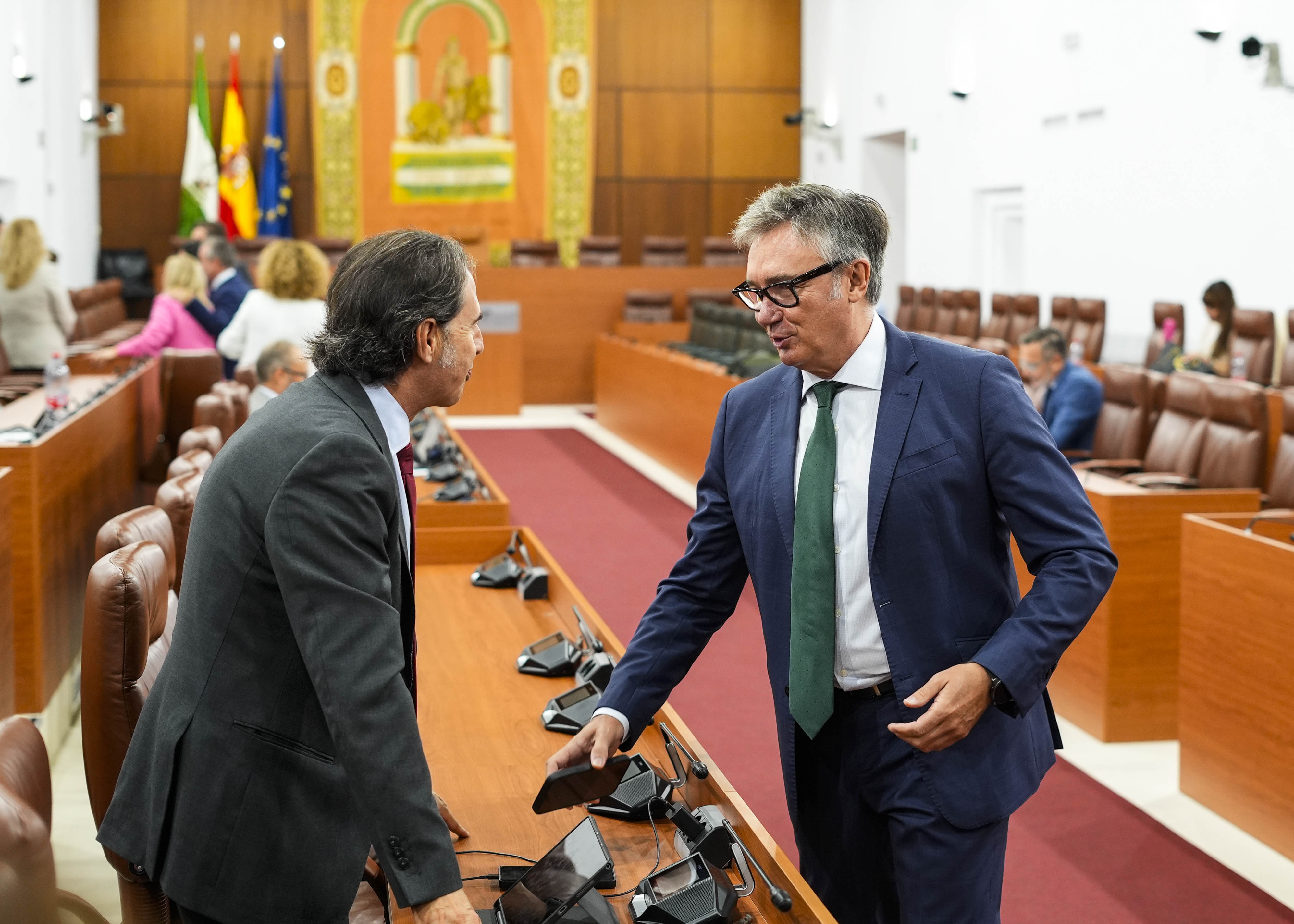  El consejero Manuel Gavira conversa con el diputado Benito Morillo