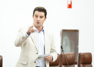  El diputado Javier Montes formula su pregunta al Consejo de Gobierno