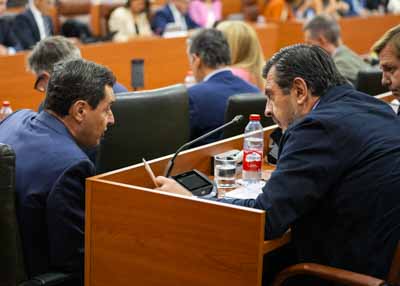  El presidente de la Junta conversa en su esca�o con Toni Mart�n y Antonio Repullo
