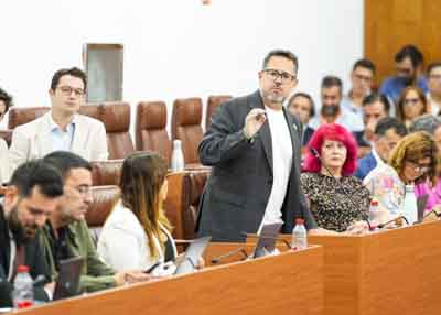  El portavoz de Adelante Andaluc�a, Jos� Ignacio Garc�a, pregunta al presidente de la Junta