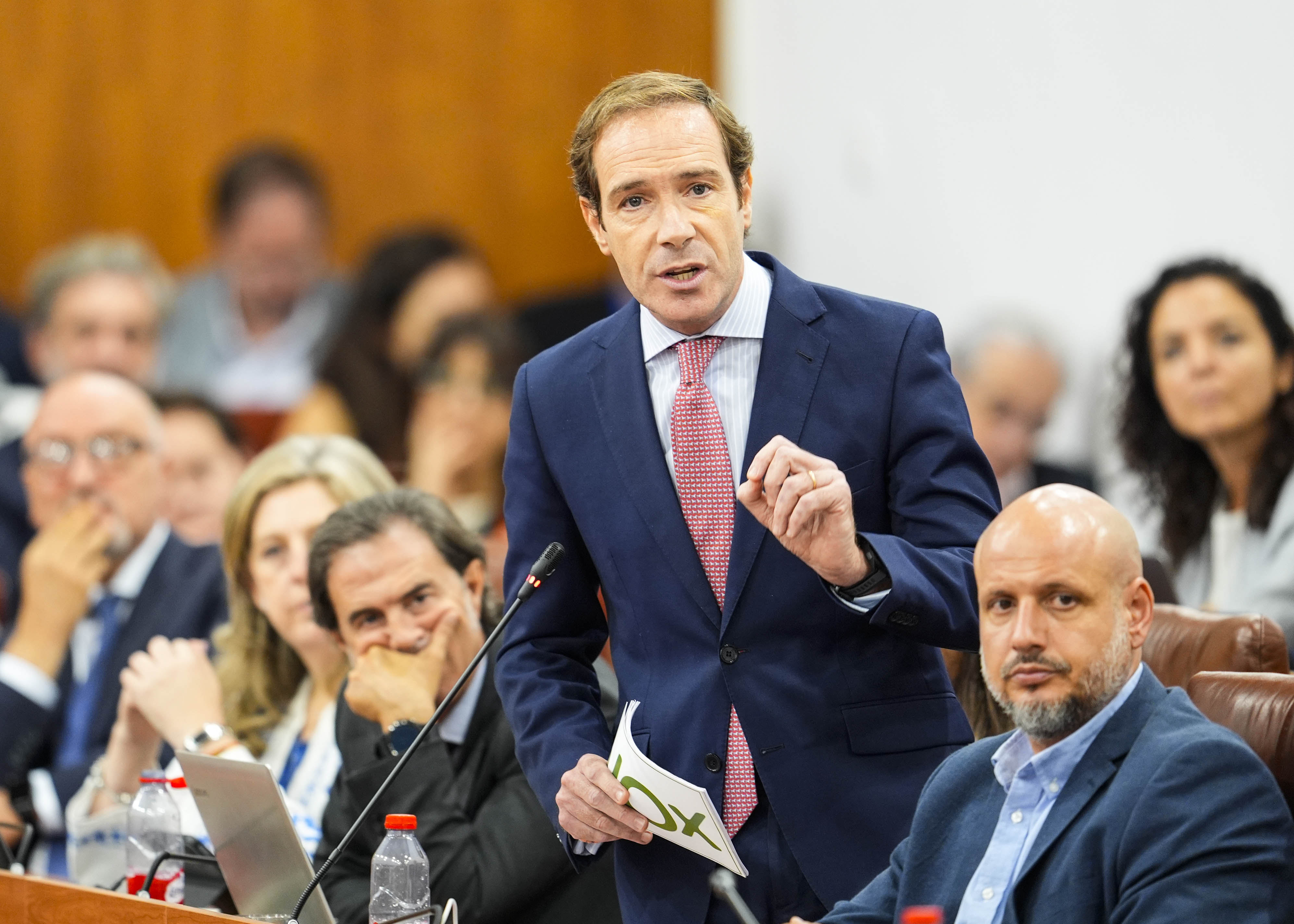  El portavoz de Vox, Javier Cort�s, pregunta al presidente del Gobierno andaluz