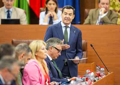  Juan Manuel Moreno responde a los grupos en la sesi�n de control
