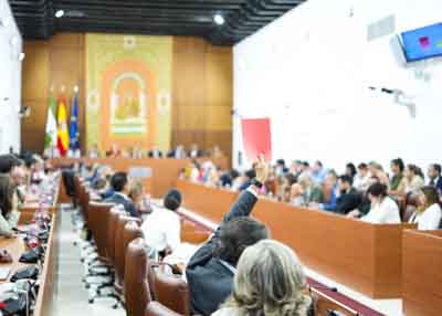  Un momento de la votaci�n en la sala Jim�nez-Becerril