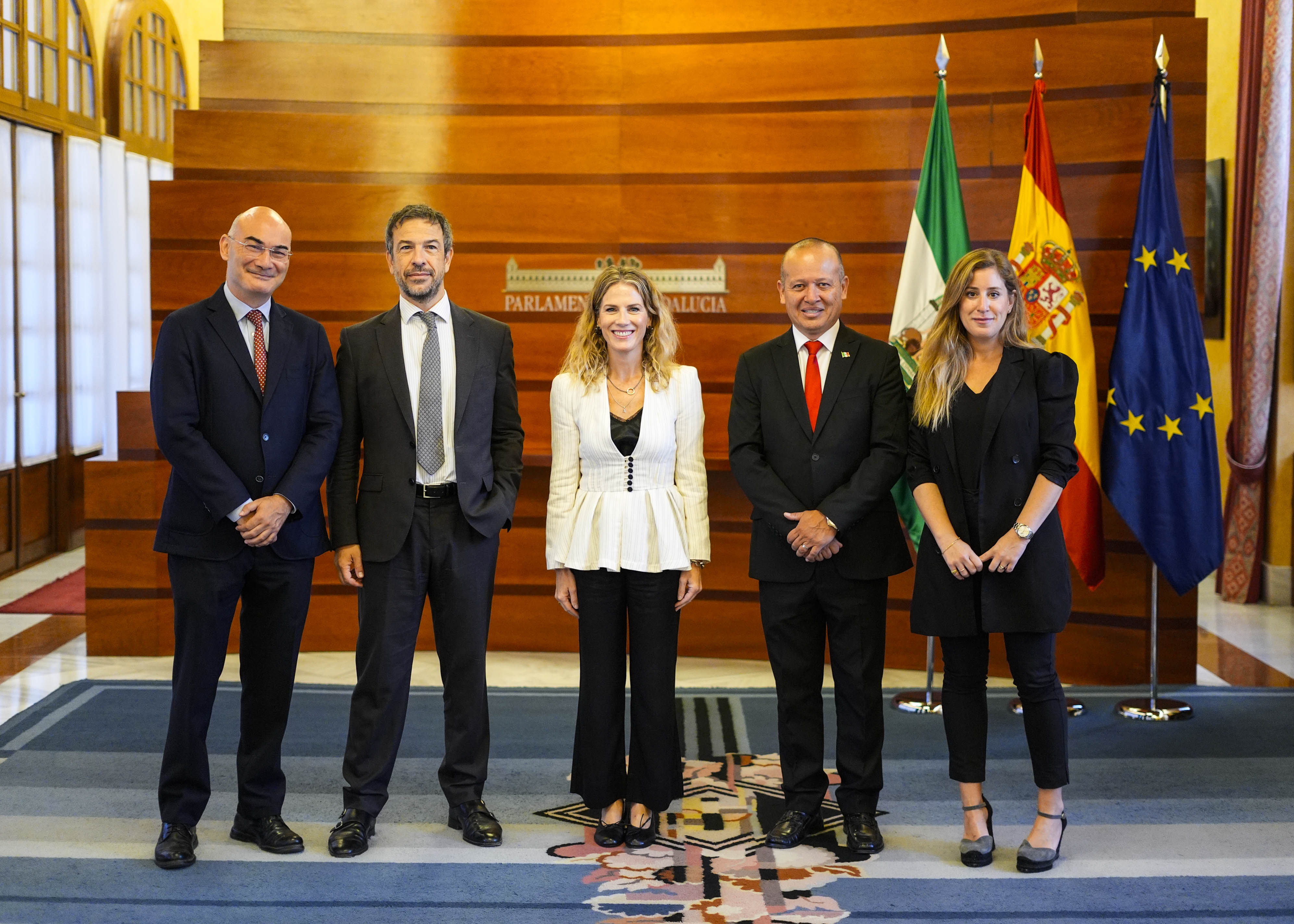 La presidenta y los letrados del Parlamento junto al presidente del Consejo de la Judicatura de Jalisco