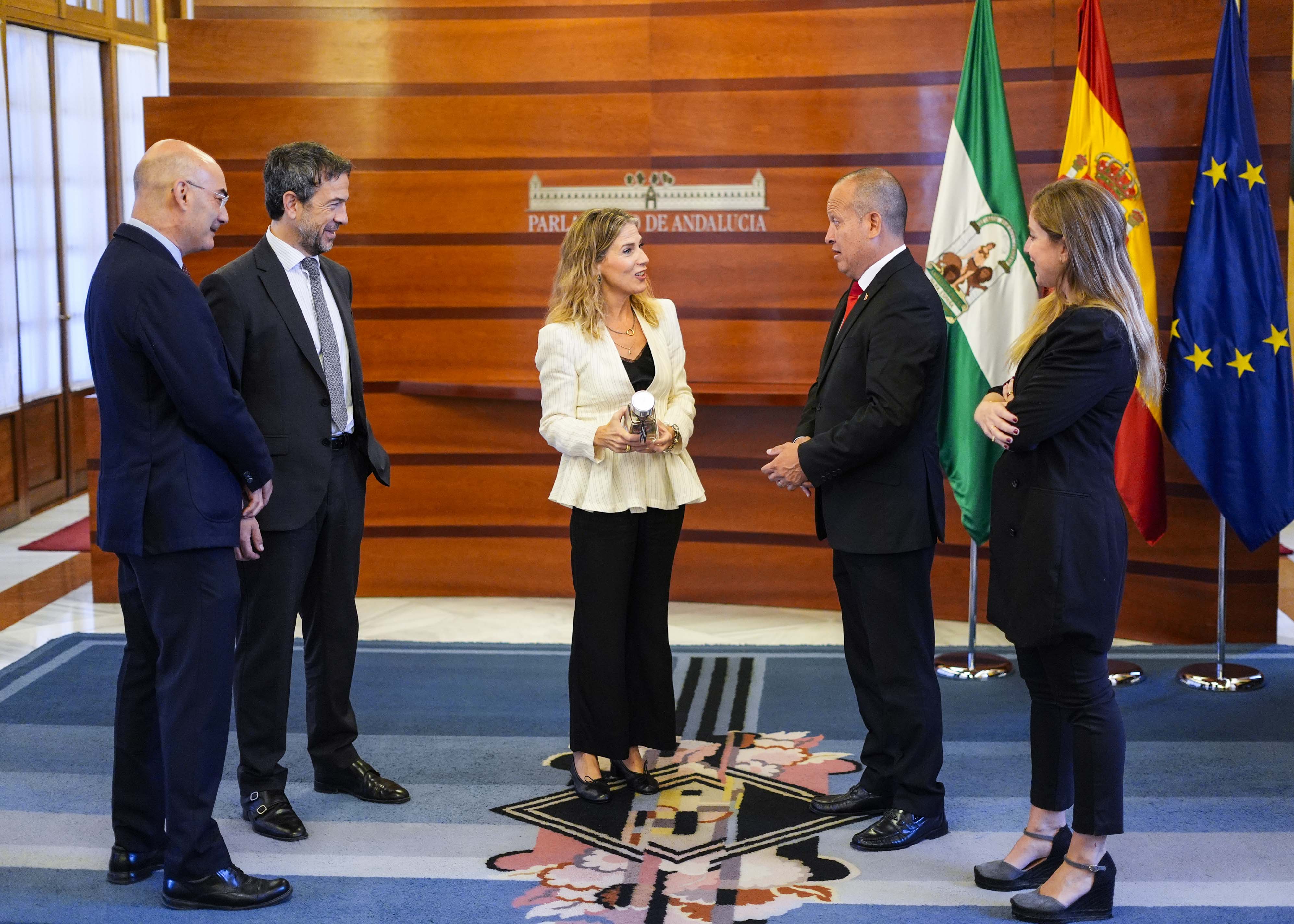  La presidenta del Parlamento conversa durante la recepci�n