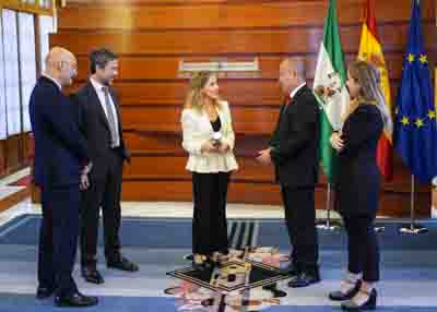  La presidenta del Parlamento conversa durante la recepci�n