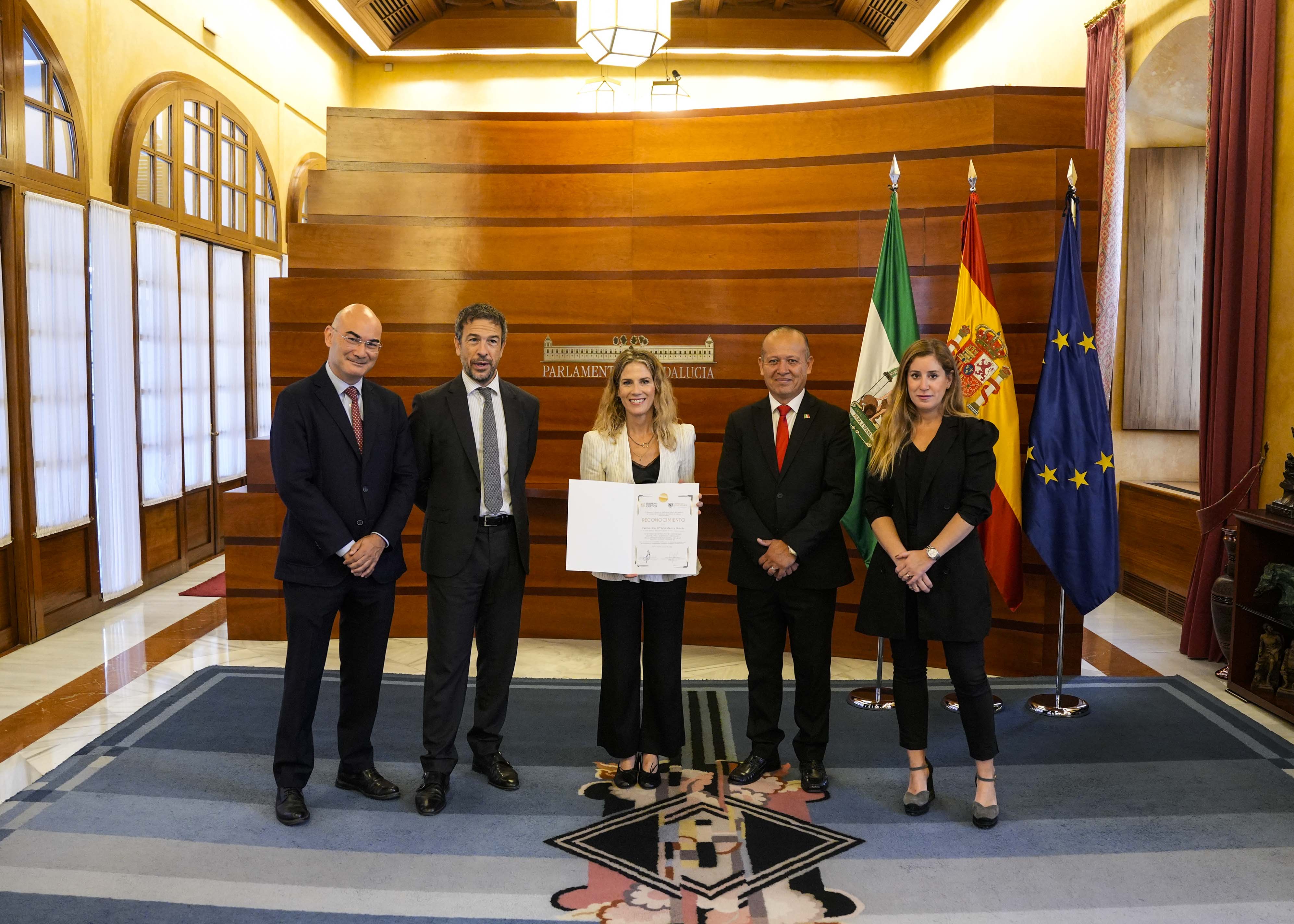  Las autoridades comparten obsequios durante la visita