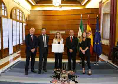  Las autoridades comparten obsequios durante la visita