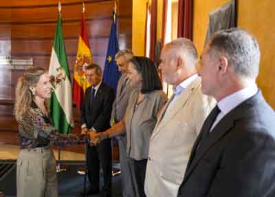  La presidenta del Parlamento saluda a miembros de la Federaci�n de Salud Mental 