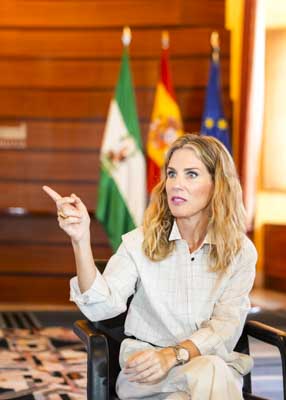  Ana Mestre, presidenta del Parlamento de Andaluc�a, en un momento de la reuni�n 