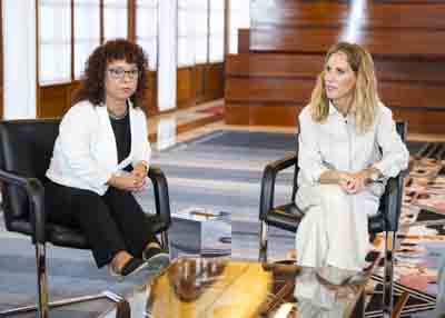 La presidenta del Parlamento, Ana Mestre, y la presidenta de CERMI Andaluc�a, Marta Castillo 