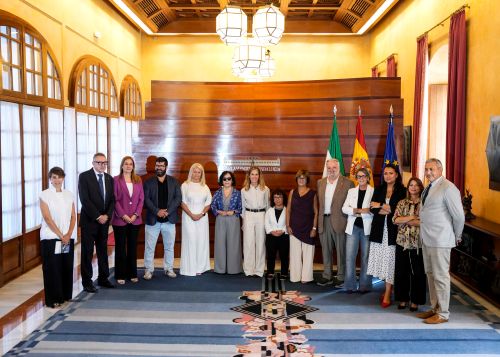  La presidenta del Parlamento, Ana Mestre, recibe a representantes del CERMI