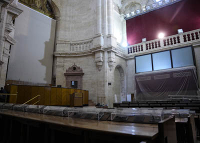 La Mesa del Parlamento y esca�os del Consejo de Gobierno 