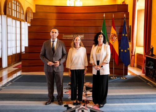 La presidenta del Parlamento, Ana Mestre, recibe a Germ�n Girela, presidente de CSIF Andaluc�a, y Teresa Hern�ndez, secretaria general de CSIF