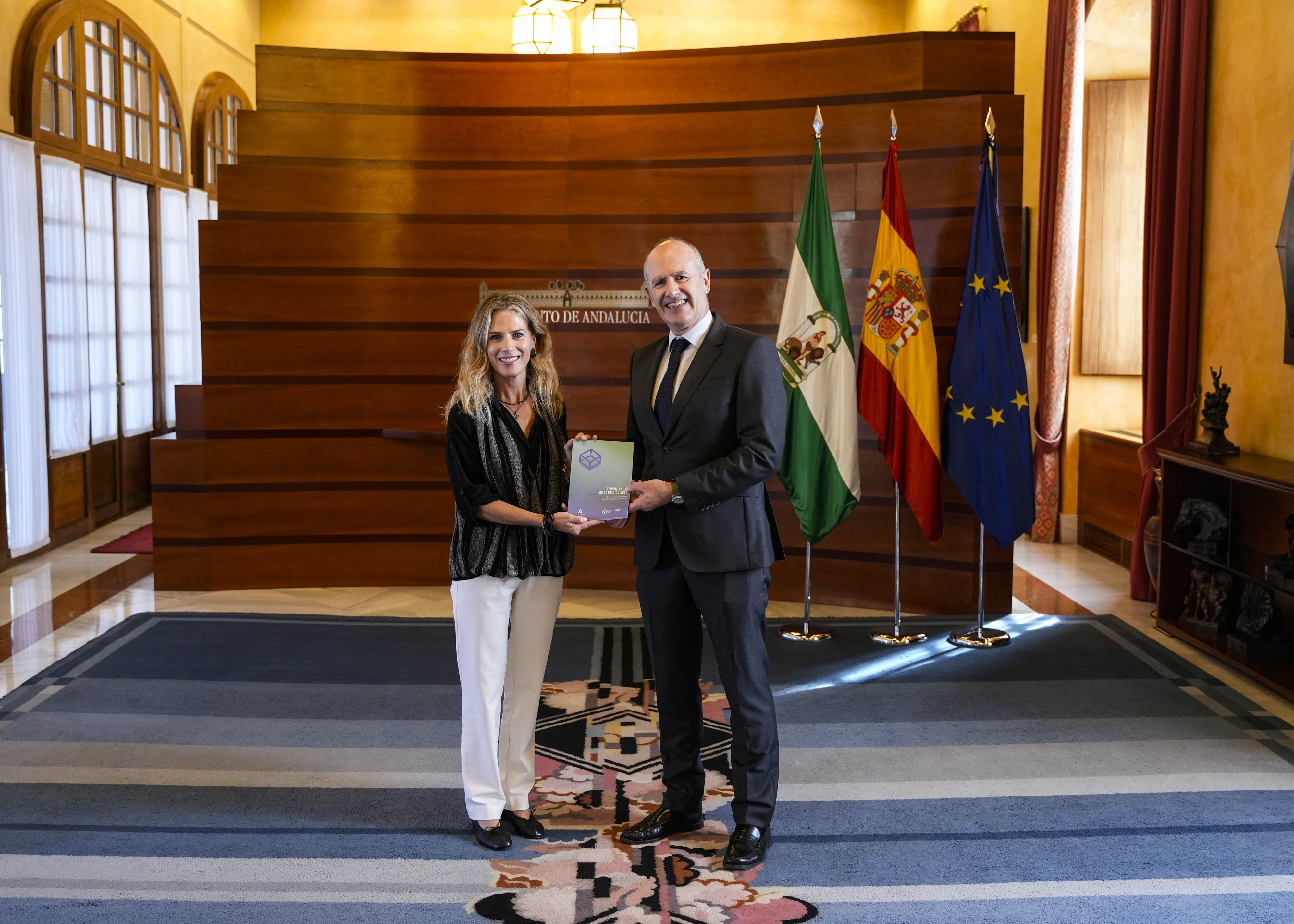  Ana M� Mestre, presidenta del Parlamento, y Jes�s Jim�nez, director del Consejo de Transparencia