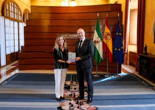 Ana M� Mestre, presidenta del Parlamento, y Jes�s Jim�nez, director del Consejo de Transparencia
