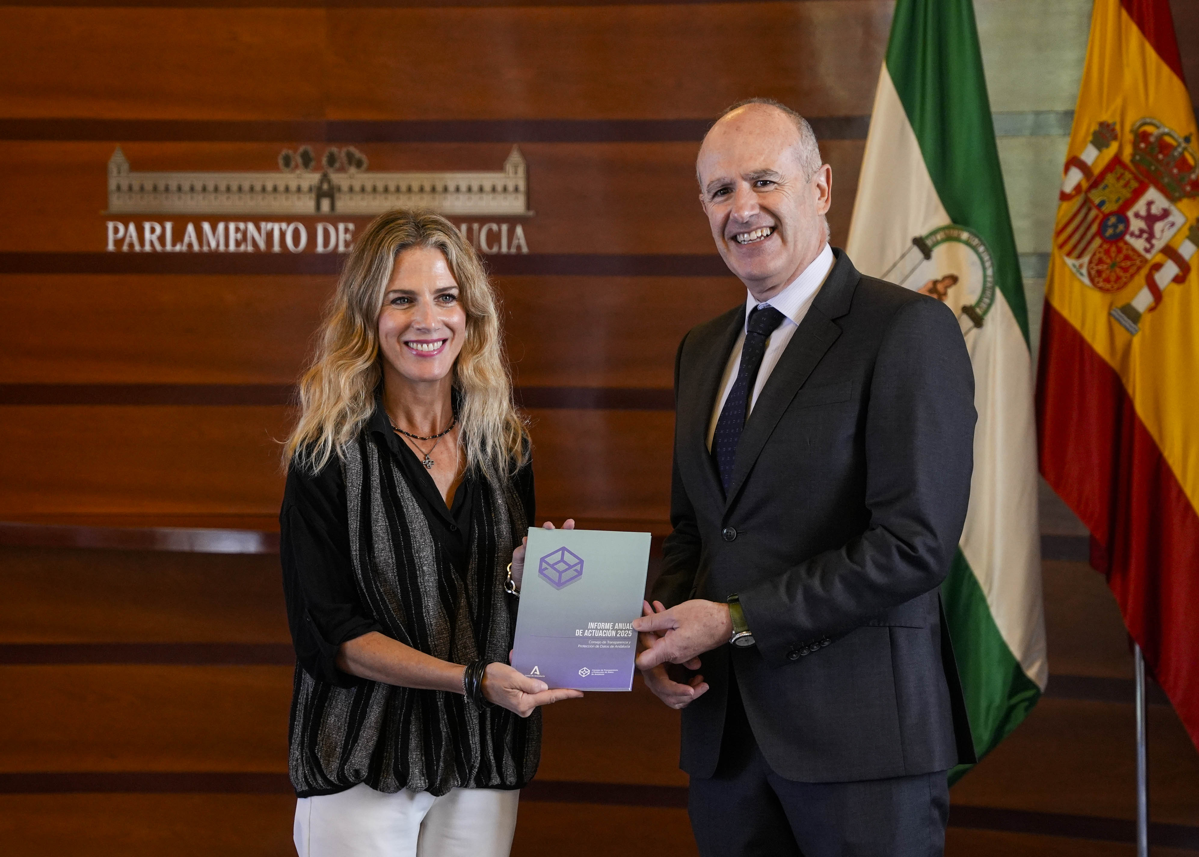  Jes�s Jim�nez, director del Consejo de Transparencia, hace entrega a Ana Mestre de la memoria del Consejo