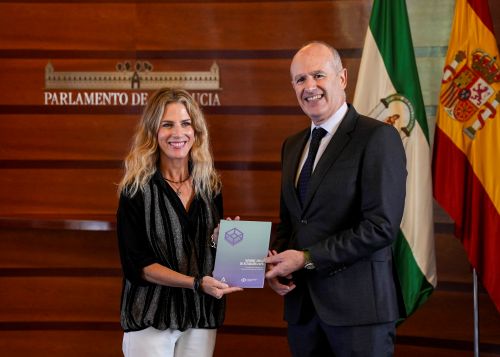  Jes�s Jim�nez, director del Consejo de Transparencia, hace entrega a Ana Mestre de la memoria del Consejo