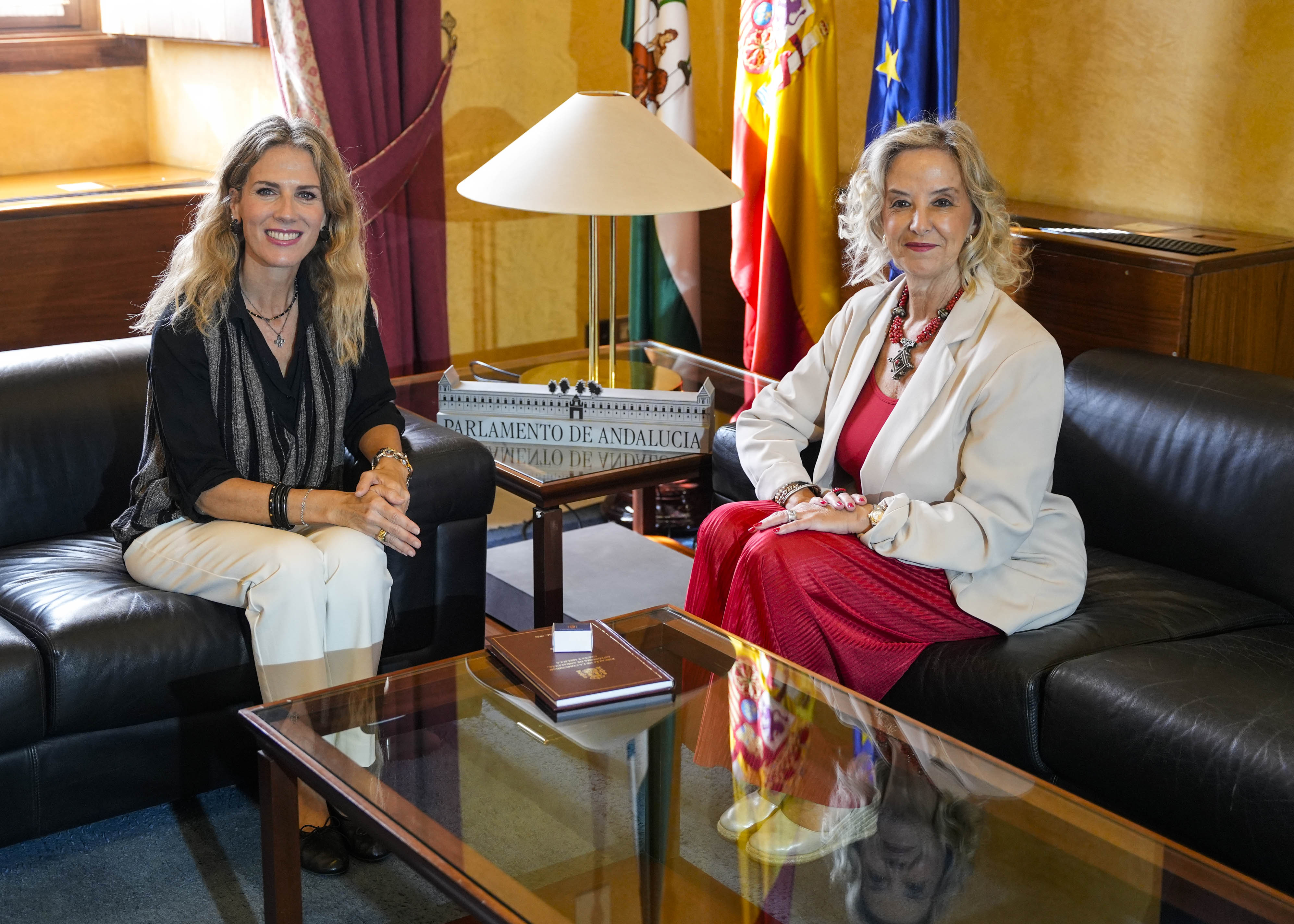  Ana Mestre, presidenta del Parlamento, y Ana T�rrego, fiscal superior de la Fiscal�a de Andaluc�a