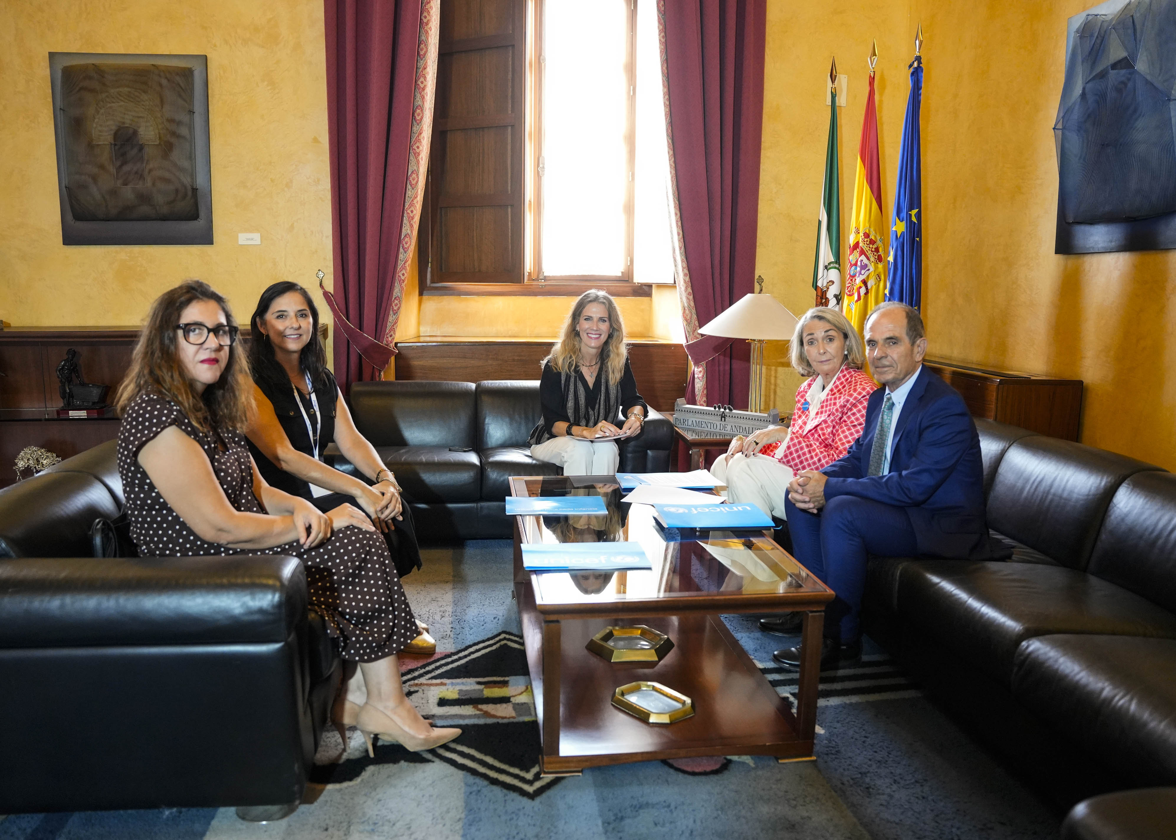  Un momento del encuentro con los representantes de UNICEF