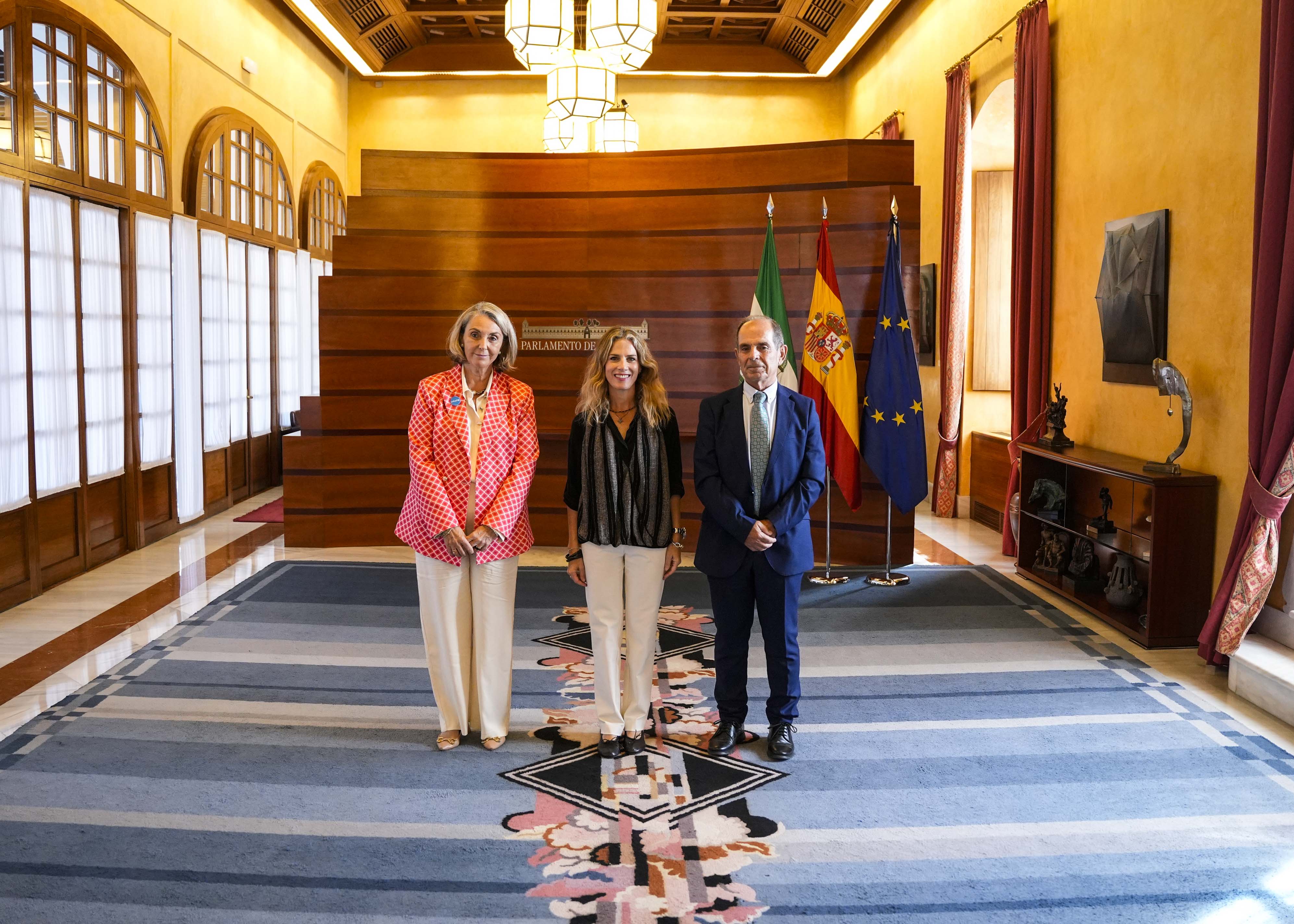   La presidenta del Parlamento, Ana Mestre, recibe a la presidenta de UNICEF Espa�a, M� �ngeles Espinosa, y al presidente de UNICEF Andaluc�a Jos� S�nchez