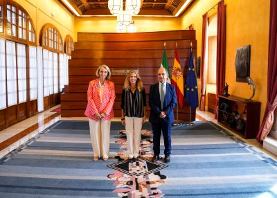   La presidenta del Parlamento, Ana Mestre, recibe a la presidenta de UNICEF Espa�a, M� �ngeles Espinosa, y al presidente de UNICEF Andaluc�a Jos� S�nchez