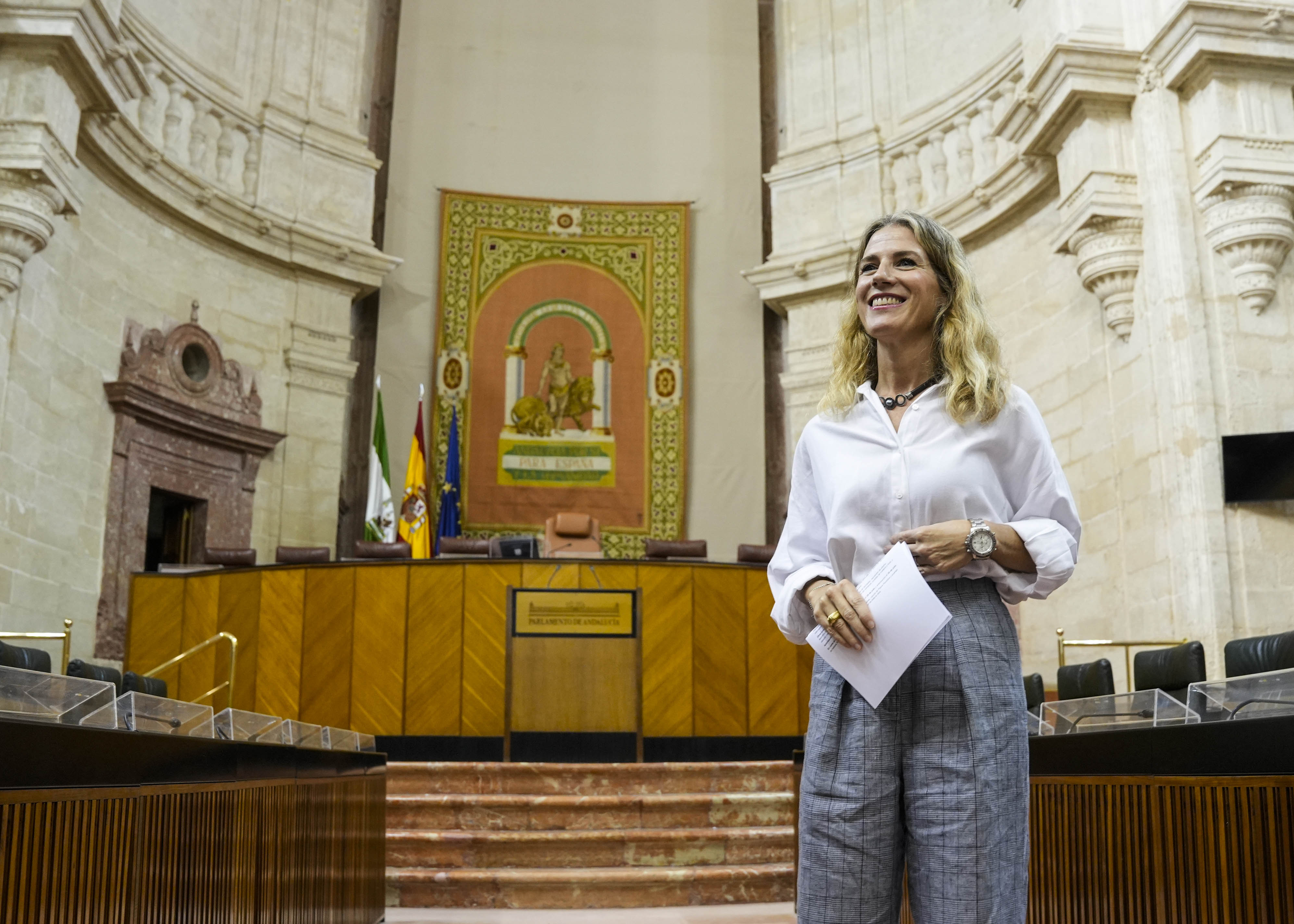  La presidenta muestra el interior del Sal�n de Plenos tras las obras