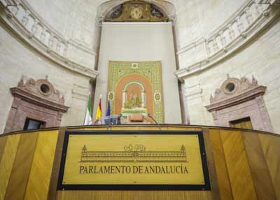   Una imagen de la tribuna de oradores y de la Mesa del Parlamento