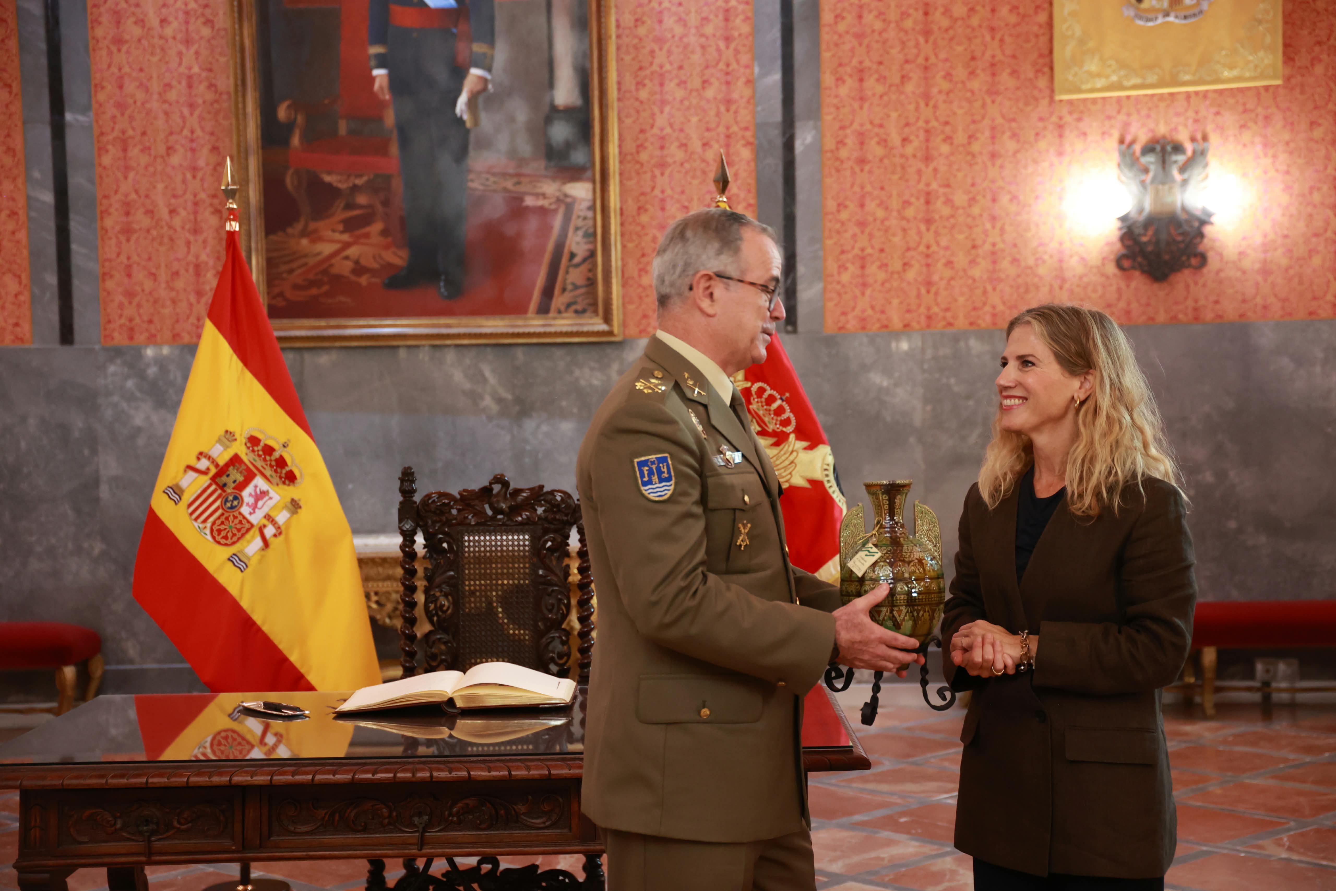 Ana Mestre, presidenta del Parlamento, durante la visita al Cuartel General de la Fuerza Terrestre en Sevilla
