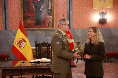 Ana Mestre, presidenta del Parlamento, durante la visita al Cuartel General de la Fuerza Terrestre en Sevilla