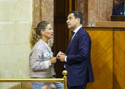 La presidenta del Parlamento andaluz, Ana Mestre, y el presidente de la Junta de Andaluc�a, Juan Manuel Moreno, antes de la sesi�n  