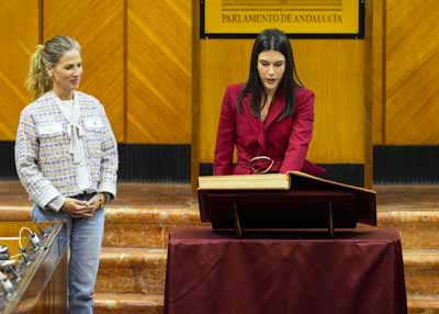 Mar�a Victoria Cruz jura desempe�ar el cargo de diputada y acatar la Constituci�n y el Estatuto de Autonom�a para Andaluc�a en presencia de la presidenta del Parlamento