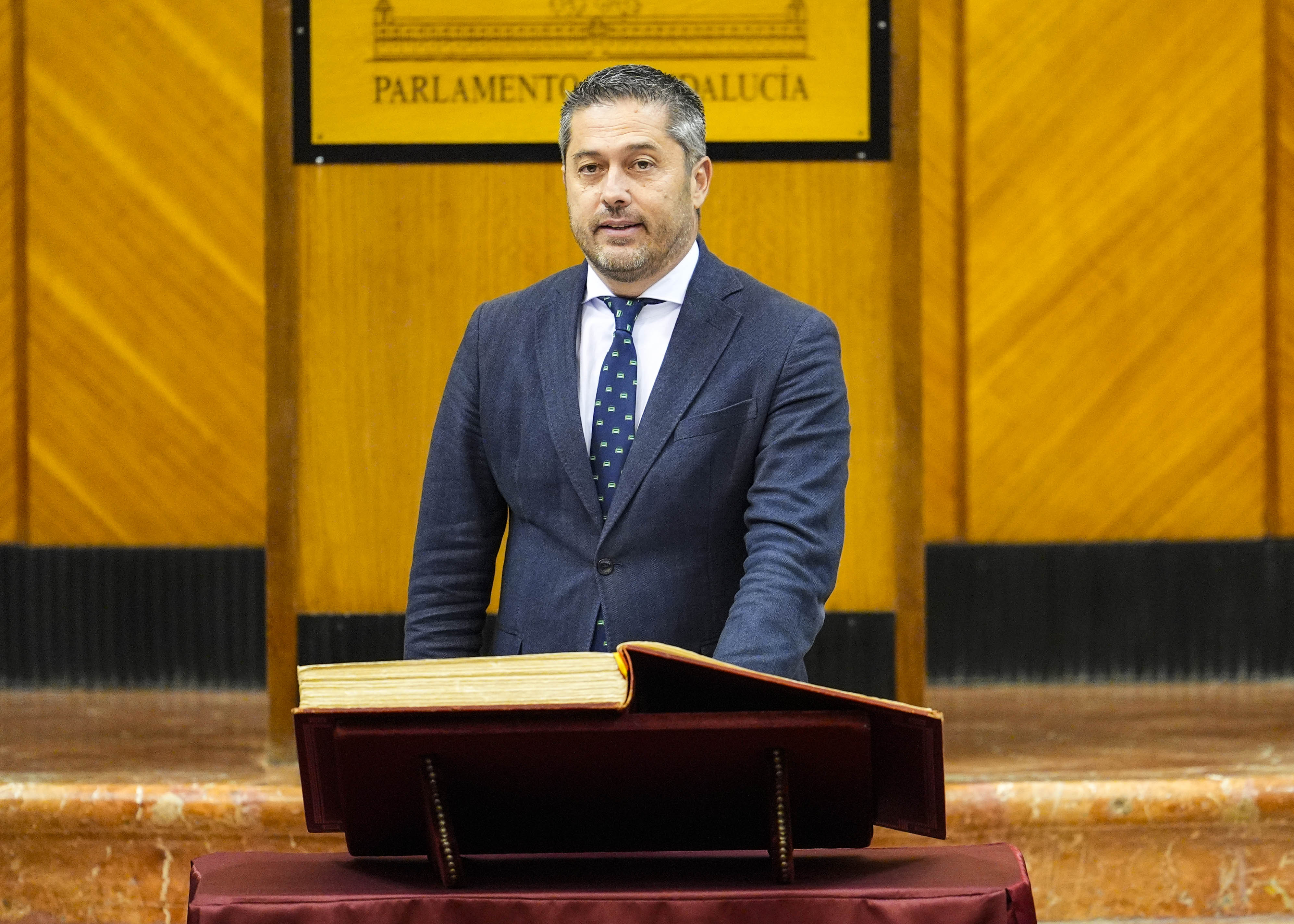 Francisco Jos� Balufo promete desempe�ar su cargo como diputado y acatar la Constituci�n y el Estatuto de Autonom�a para Andaluc�a  