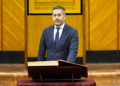 Francisco Jos� Balufo promete desempe�ar su cargo como diputado y acatar la Constituci�n y el Estatuto de Autonom�a para Andaluc�a  