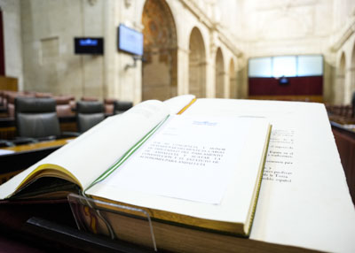Atril dispuesto para el juramento o promesa de los nuevos diputados 