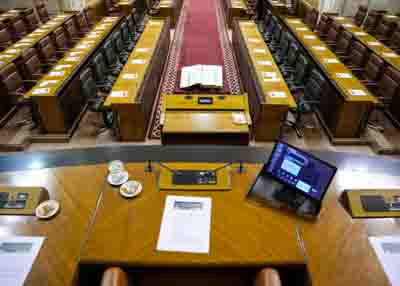 Vista de los primeros esca�os del pleno desde la presidencia antes del inicio de la sesi�n 