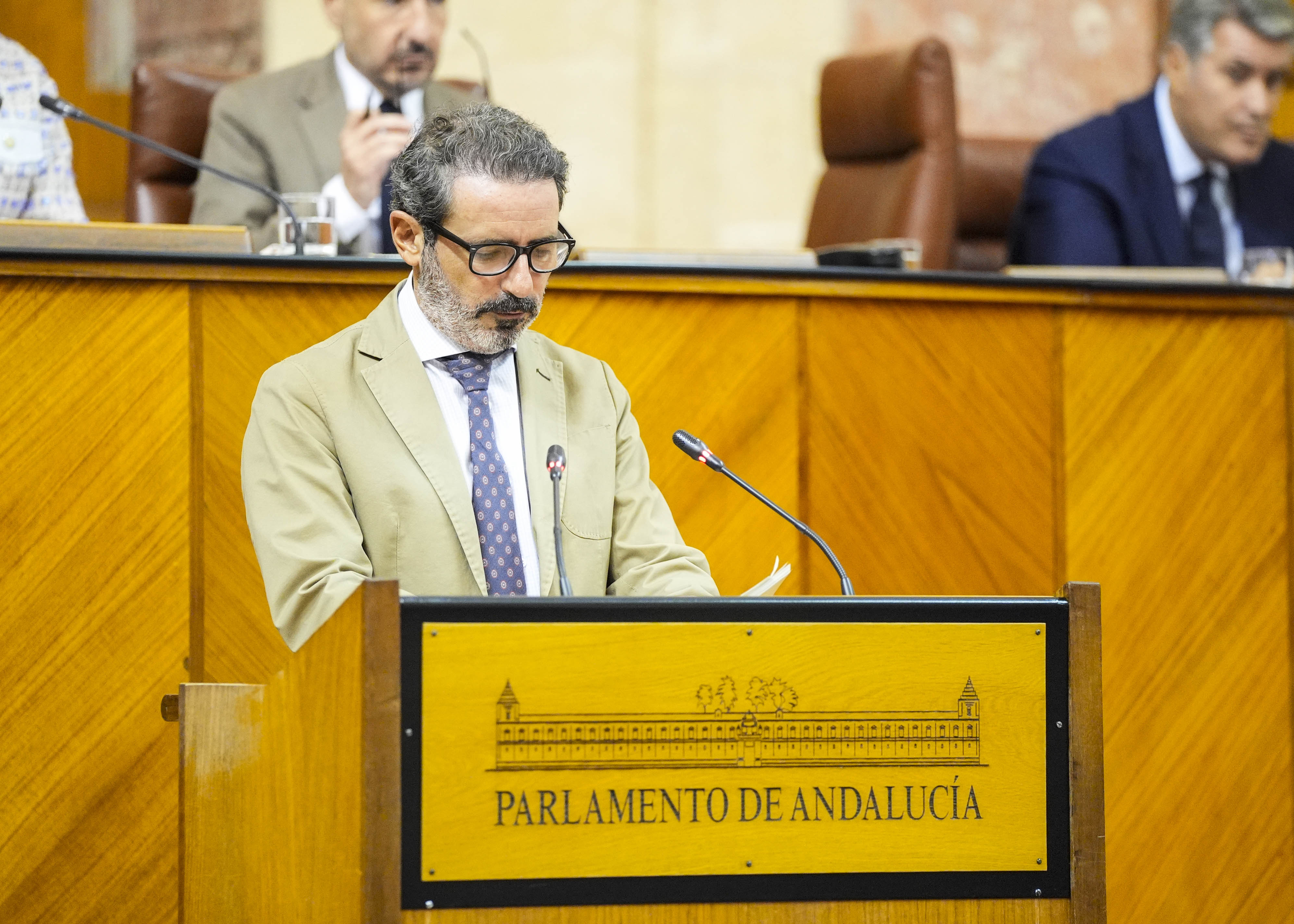  Jos� Ram�n Carmona, secretario primero de la Mesa, da lectura al informe de cumplimiento del presupuesto del Parlamento 
