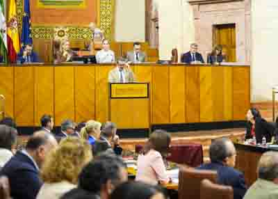 La Mesa del Parlamento de Andaluc�a durante la intervenci�n del secretario primero