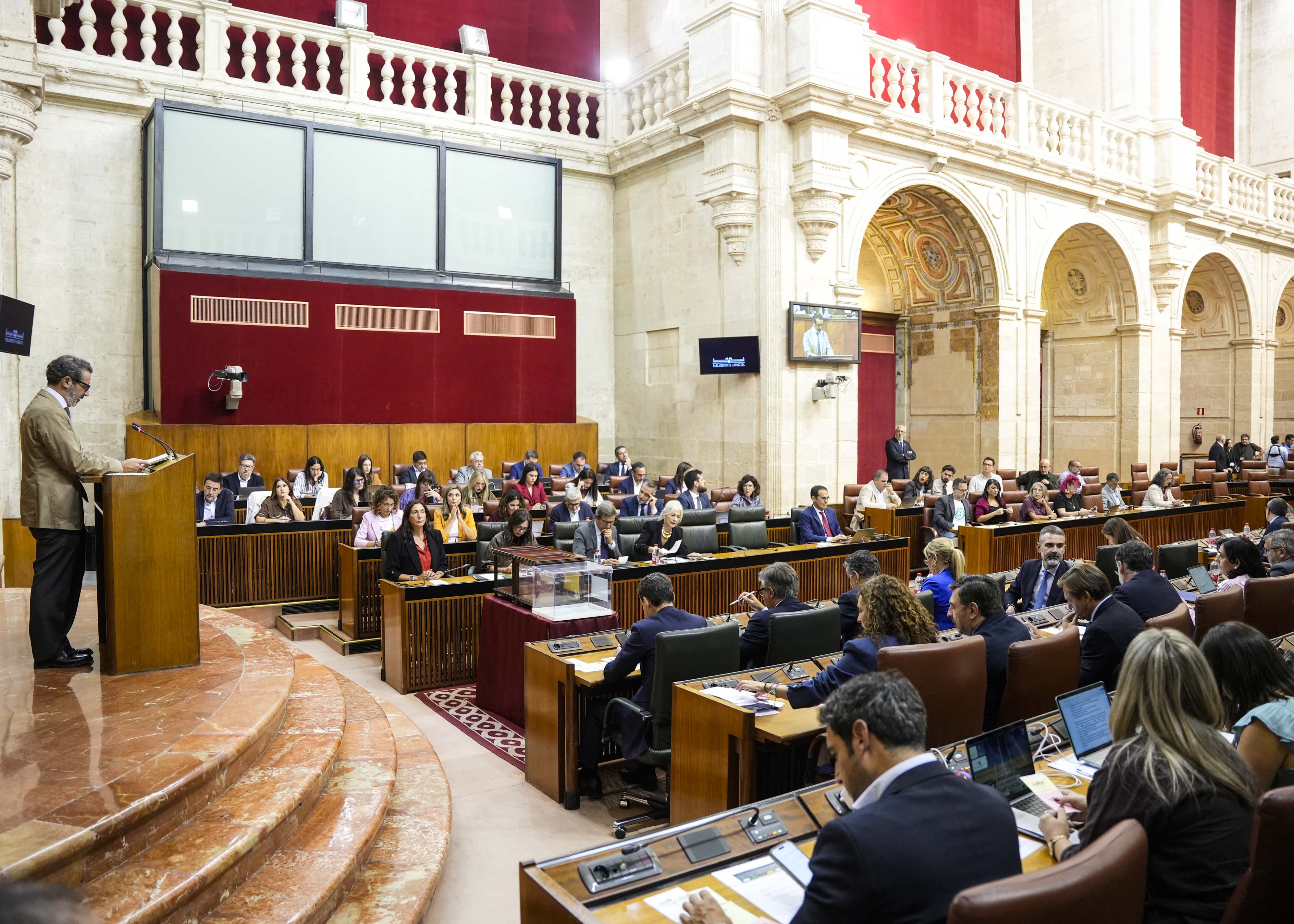 El secretario primero de la Mesa nombra a los diputados para una de las votaciones 