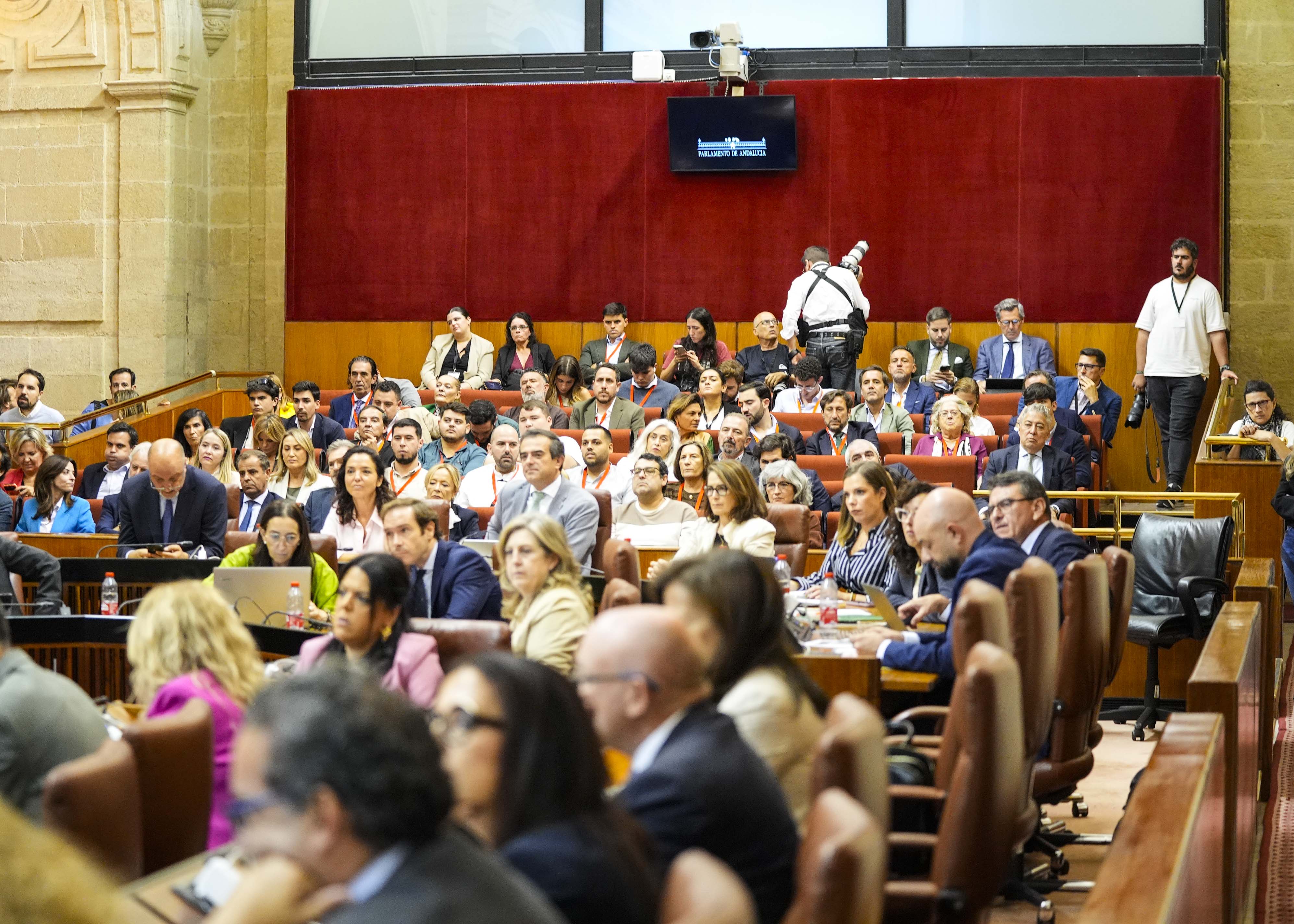 P�blico y autoridades siguen el Pleno 