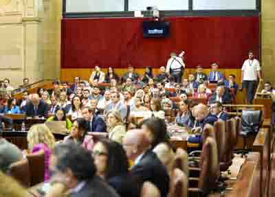 P�blico y autoridades siguen el Pleno 