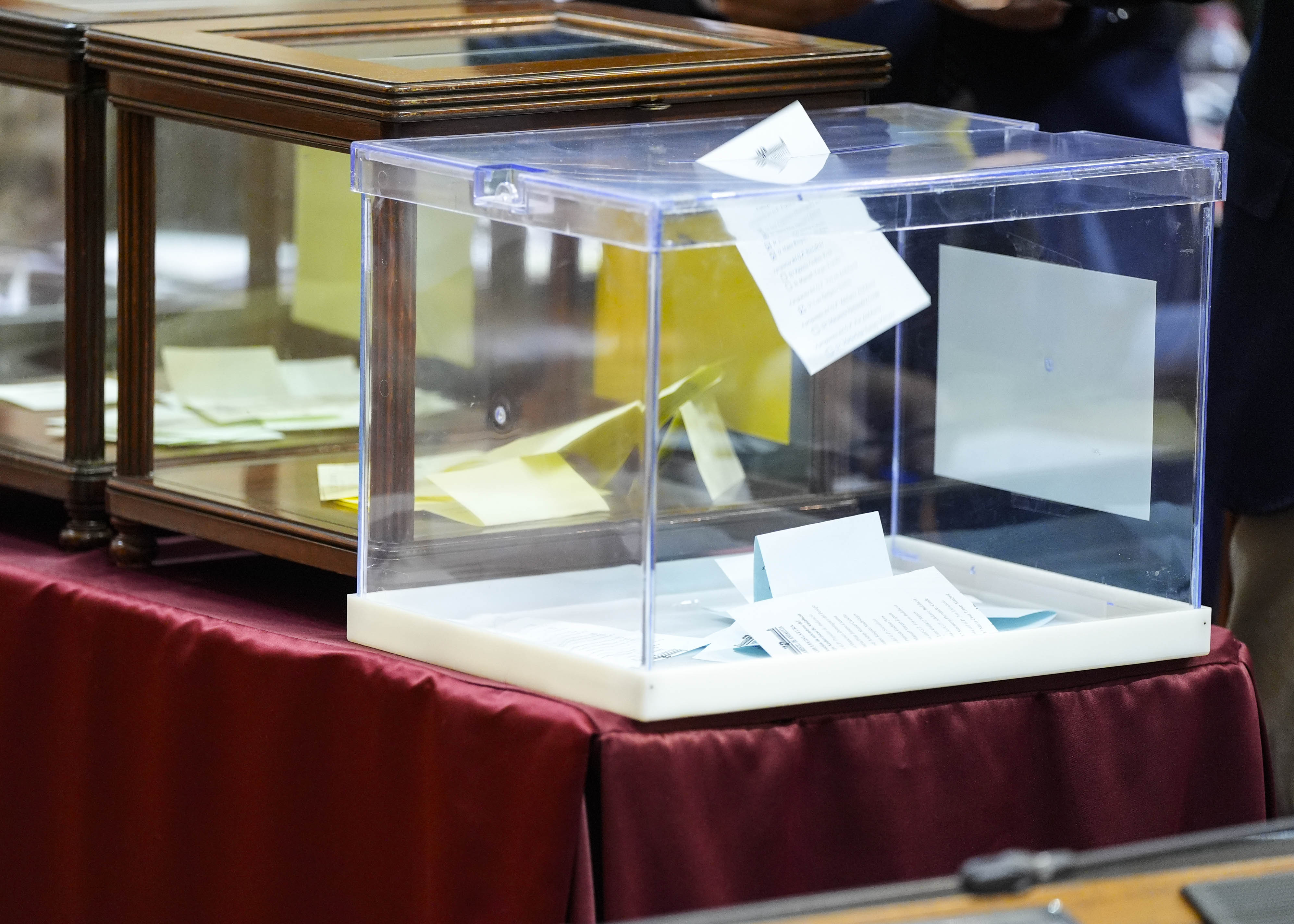 Urna de votaciones con una de las papeletas reci�n depositada 