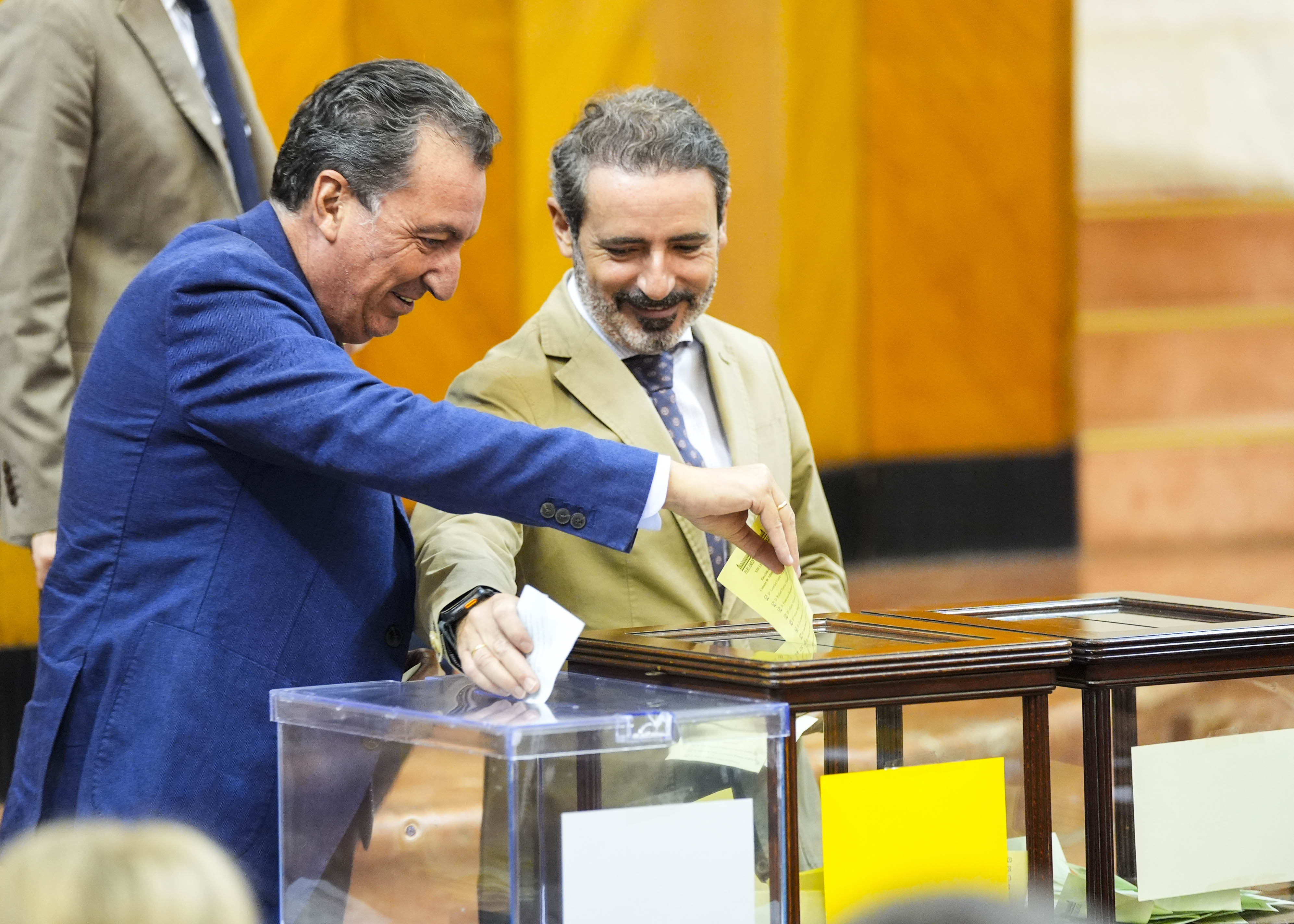 El vicepresidente tercero y el secretario primero de la C�mara en una votaci�n 
