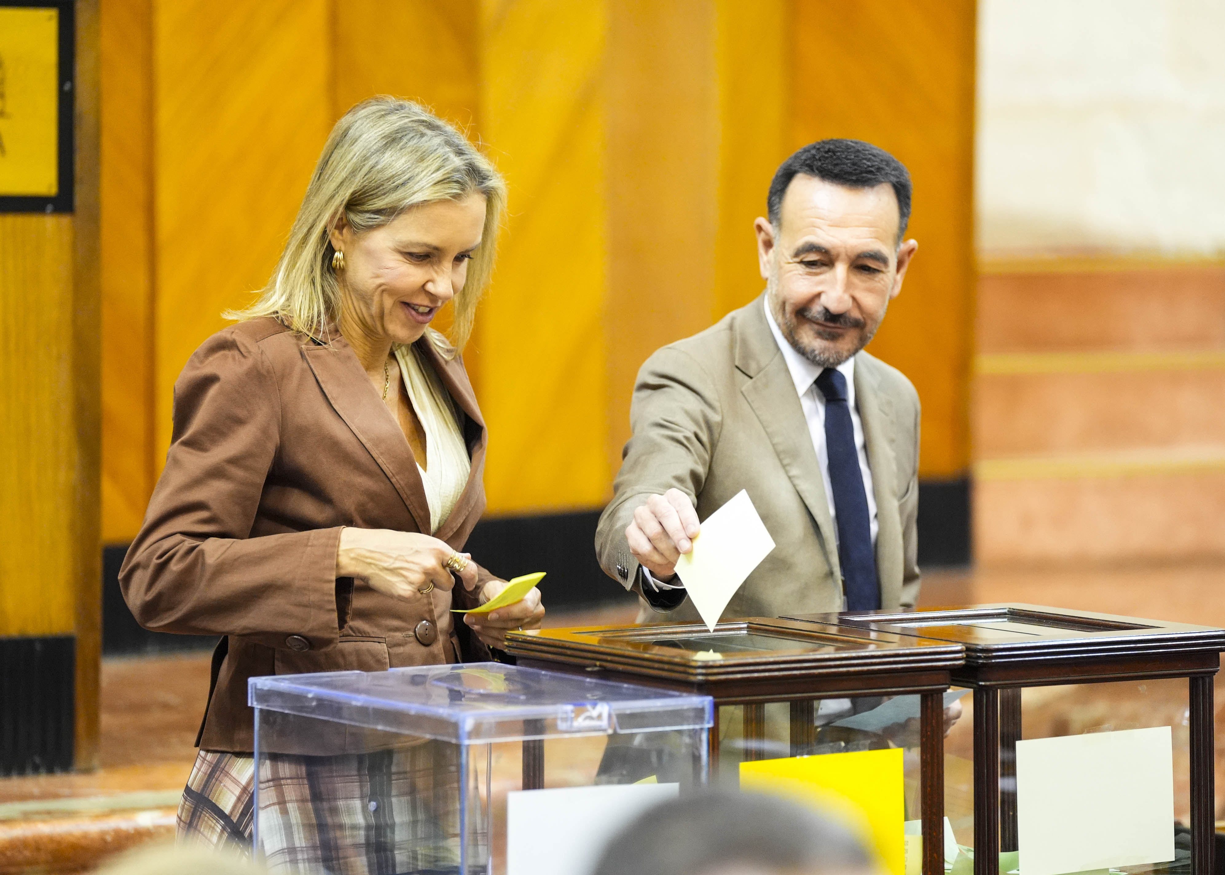  La vicepresidenta primera y el vicepresidente segundo del Parlamento en la votaci�n 