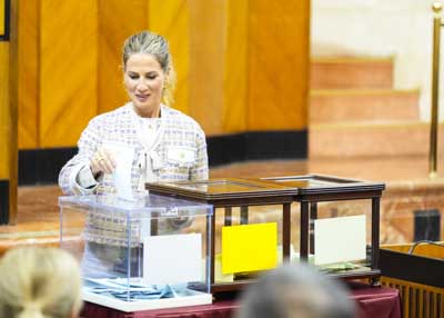 Votaci�n de Ana Mestre, presidenta del Parlamento de Andaluc�a 