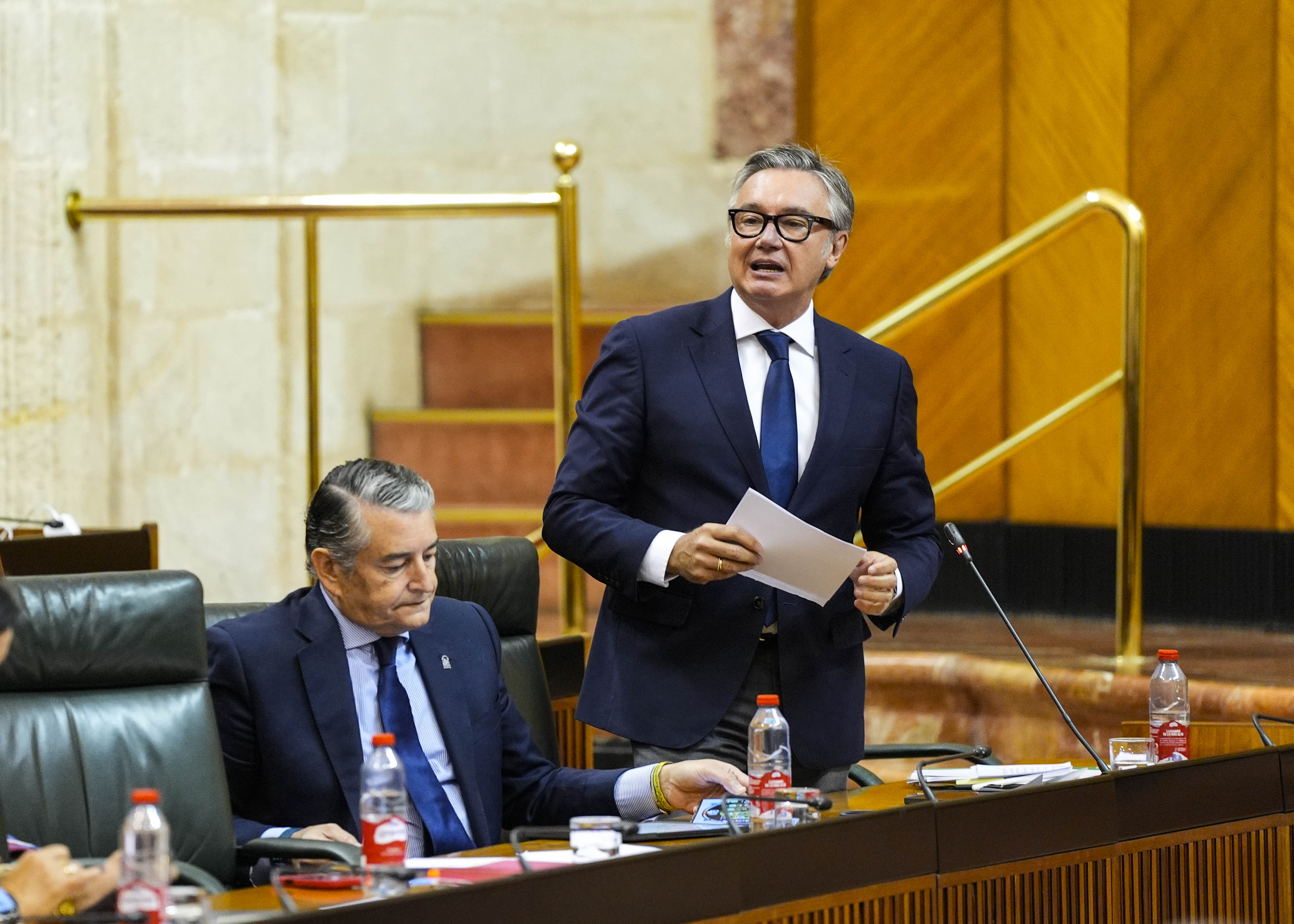   El consejero Manuel Gavira responde a las preguntas orales junto a Antonio Sanz