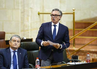   El consejero Manuel Gavira responde a las preguntas orales junto a Antonio Sanz