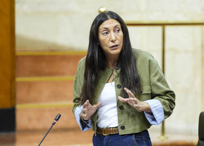  La consejera Loles L�pez responde a las preguntas en el Pleno