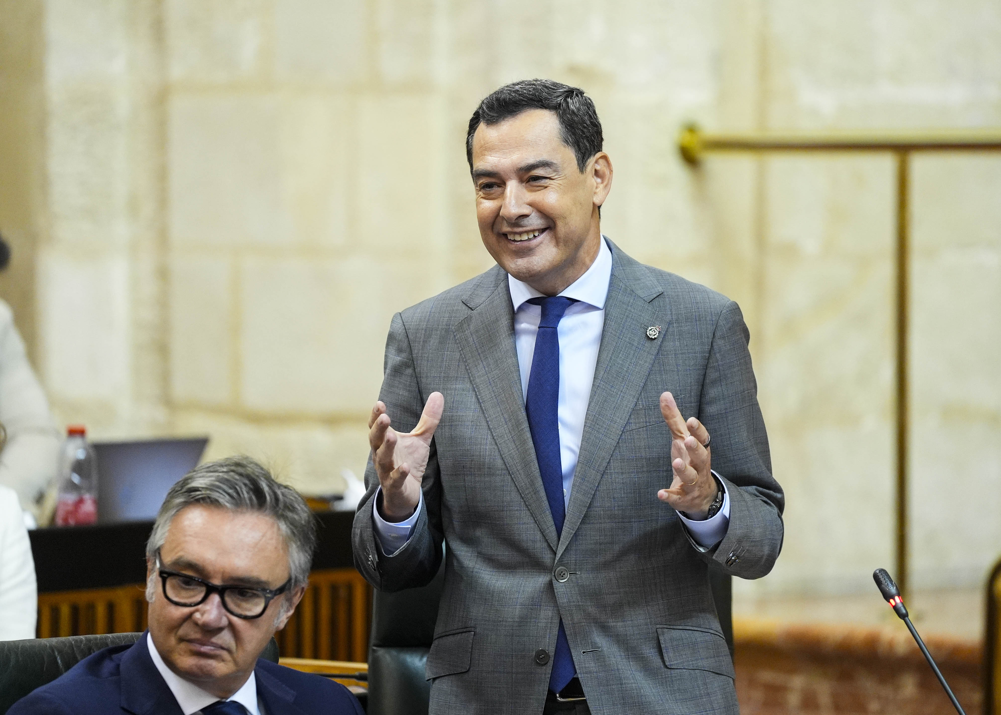  El presidente de la Junta, Juan Manuel Moreno, durante la sesi�n de control al Gobierno
